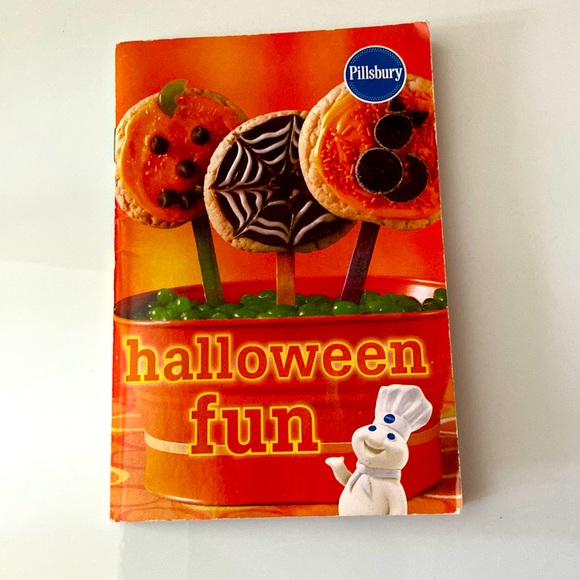 Pillsbury little Halloween recipe book - Picture 1 of 4